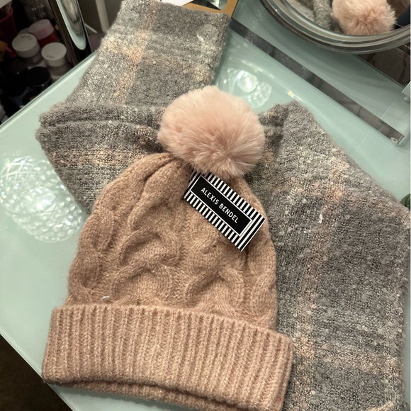 Pale pink and grey Valentine's Day hat and scarf set - Picture 3 of 7